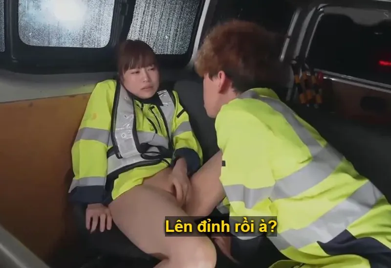 Cô vợ đi làm kiếm thêm phụ ông chồng rồi lại rung động với cậu trai trẻ vì thiếu thốn